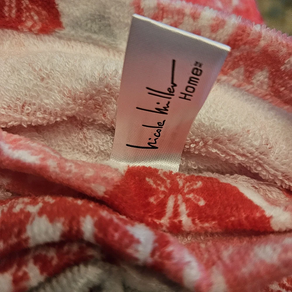 NWT Nicole Miller Red and Pink Heart Kitchen Towels